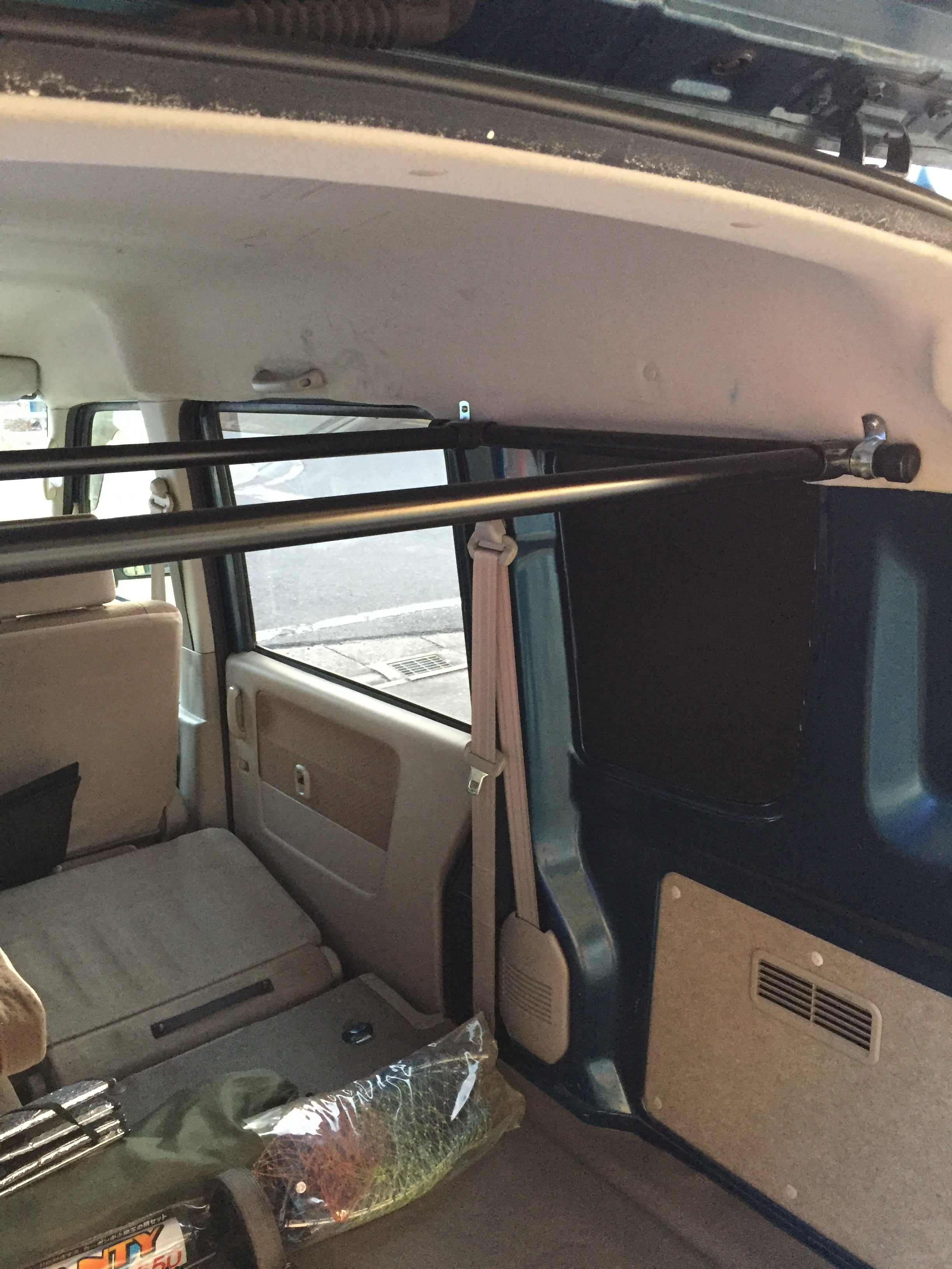 エブリー【DA64V】のリアルーフに車中泊用の棚を自作しました