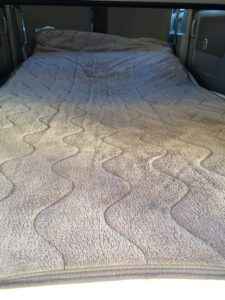 車中泊で布団を使ったベッドメイキング方法