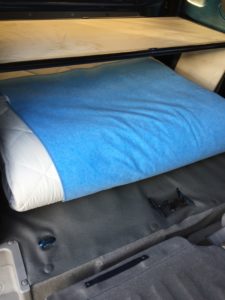 車中泊で布団を使ったベッドメイキング方法
