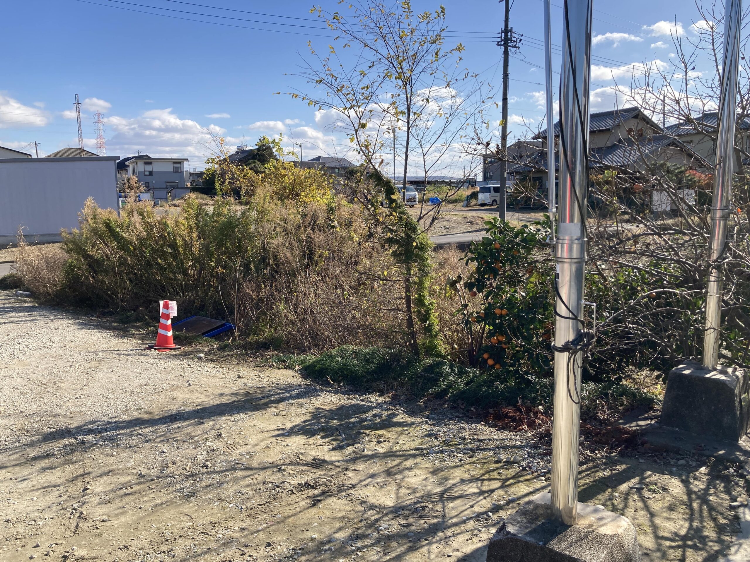 耕作放棄地を耕して畑（家庭菜園）にします