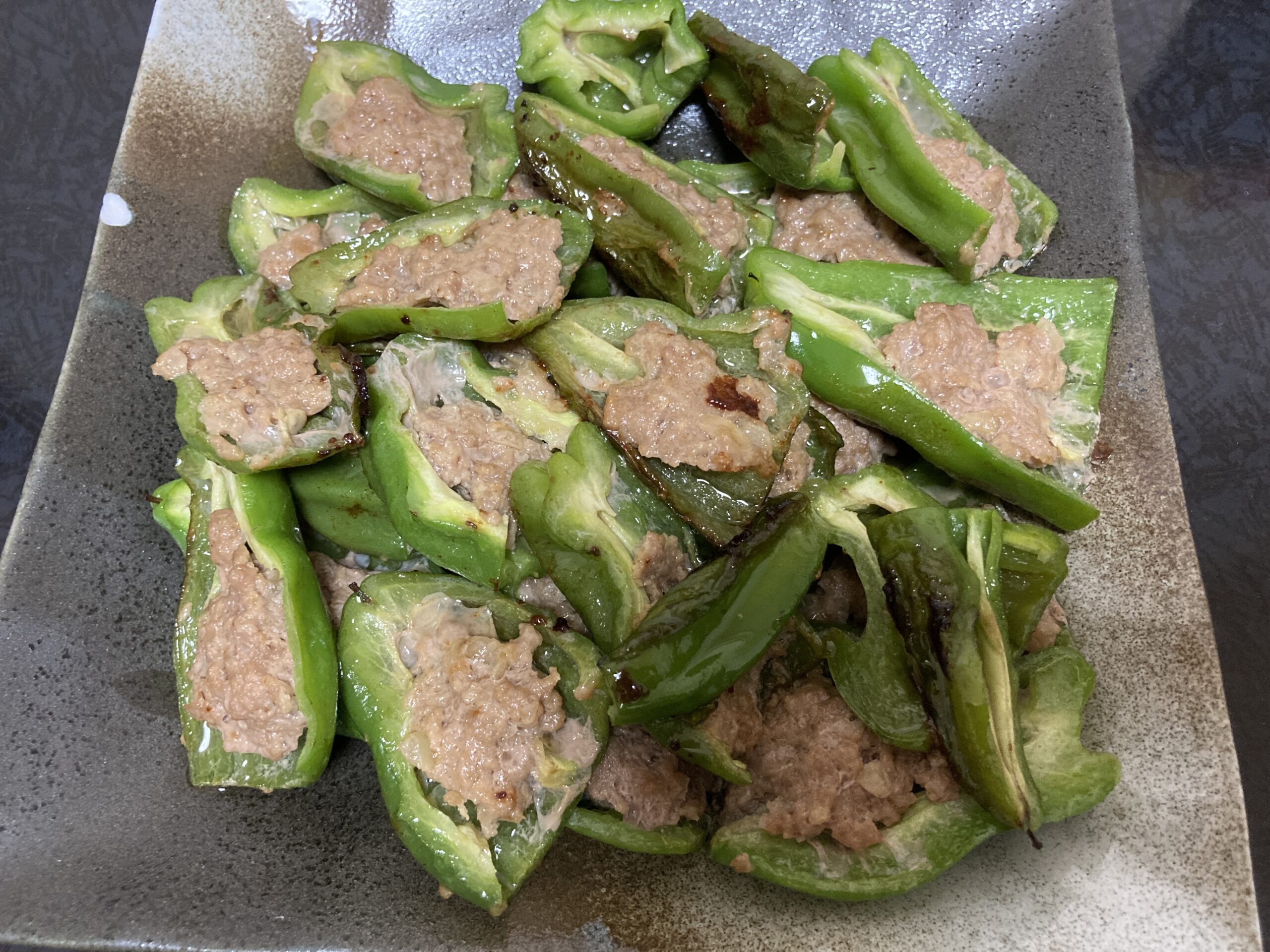 ピーマンの育て方|初心者でも簡単!プランターでもたっぷり収穫できる方法をご紹介(スーパーで購入したピーマンから種をとって育てる方法も紹介)