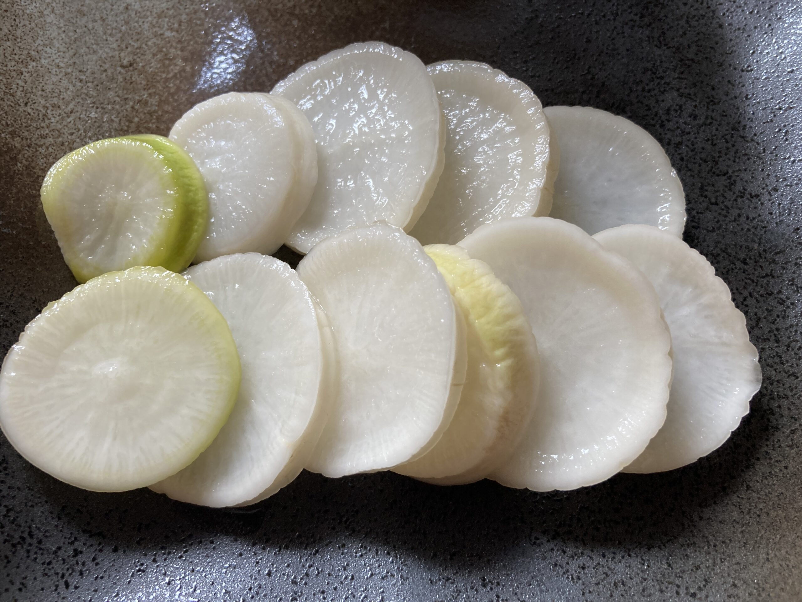 ダイコン(大根)の育て方|初心者でも簡単!みずみずしく甘い大根を家庭菜園で楽しもう。畑でもプランターでも栽培可能