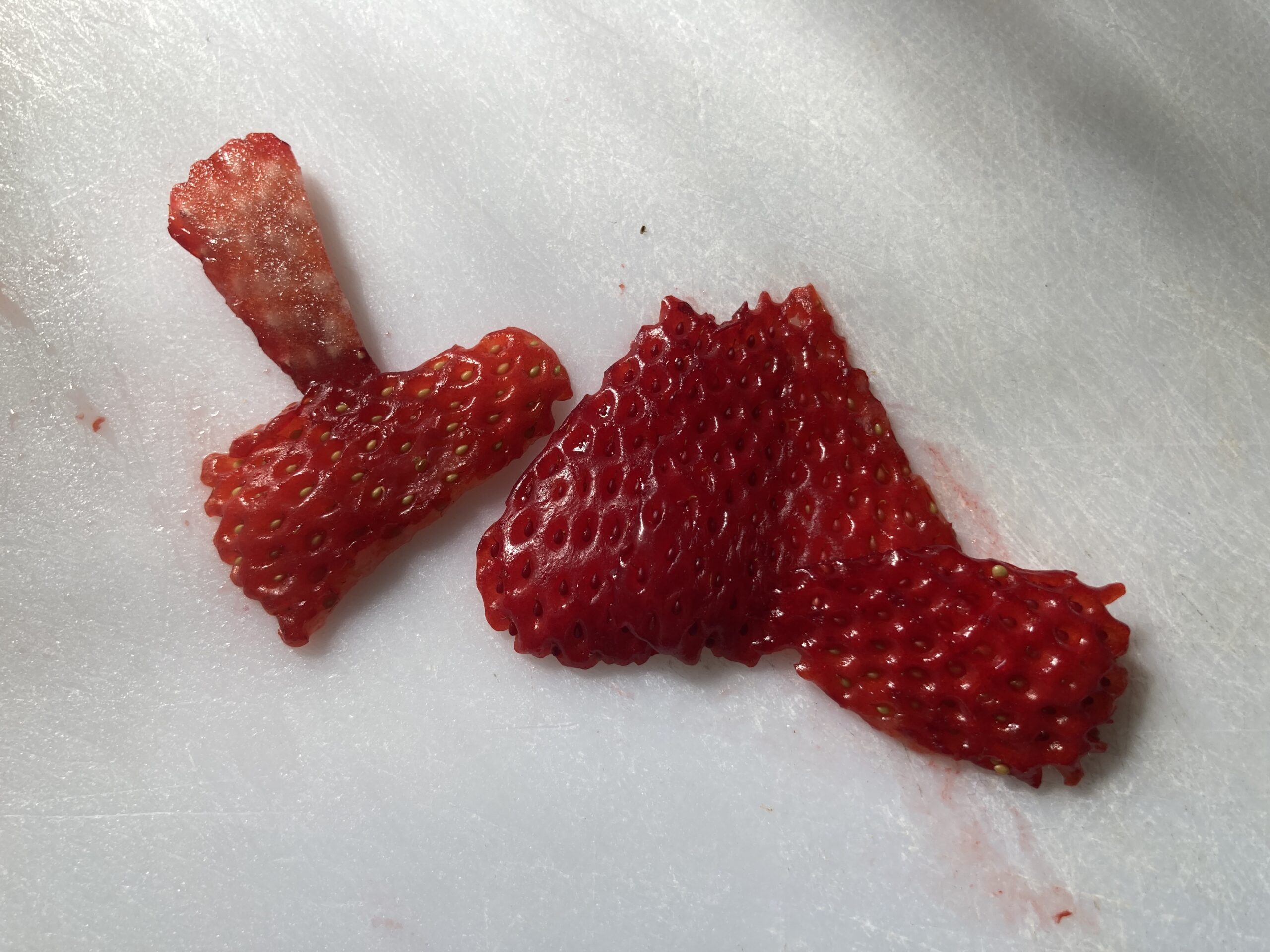 イチゴの育て方｜初心者でも簡単！家庭菜園で甘くてジューシーな果実を楽しもう